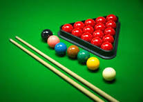 Imagen de las bolas que se utilizan en snooker y dos tacos